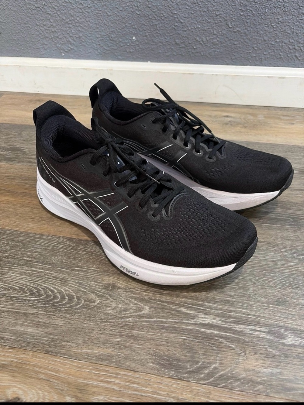 Asics Men's Black & White Gel-Kayano 32 Athletic Shoes size 13